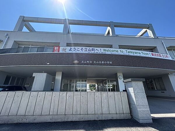 雄山 北部小学校まで約1ｋｍ、徒歩約12分です。 4900m
