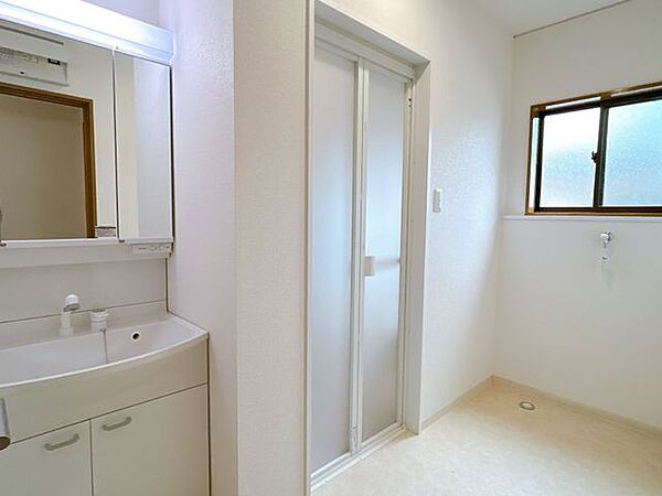 【リフォーム済】洗面所です。床はクッションフロアの張替えを行いました。洗濯水栓も新品に交換しております。