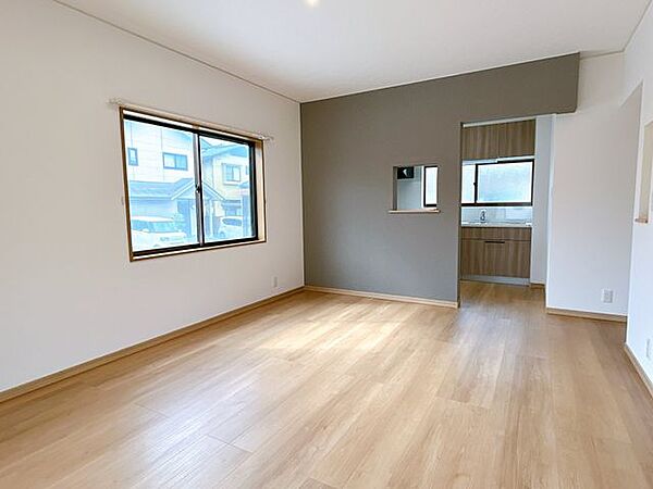 【リフォーム済】リビング別角度です。長方形で使いやすい形になっております。