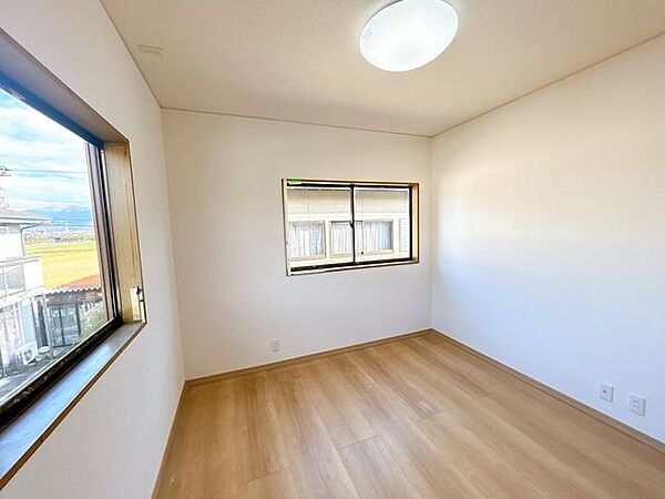 【リフォーム済】別角度です。床はフローリングの重ね張り、クロスの張替えを行いました。