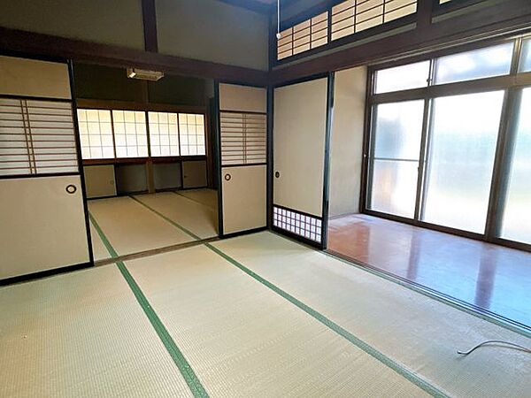1階8帖の和室の別角度です