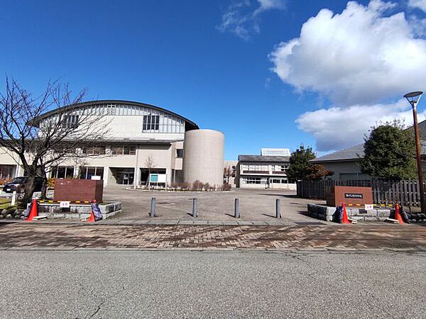 滑川市立早月中学校まで約1.4km 1680m