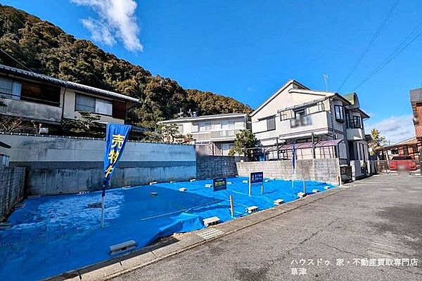 通学路も分かりやすく安心。地域に見守られながら、健やかに育つ環境が整います。