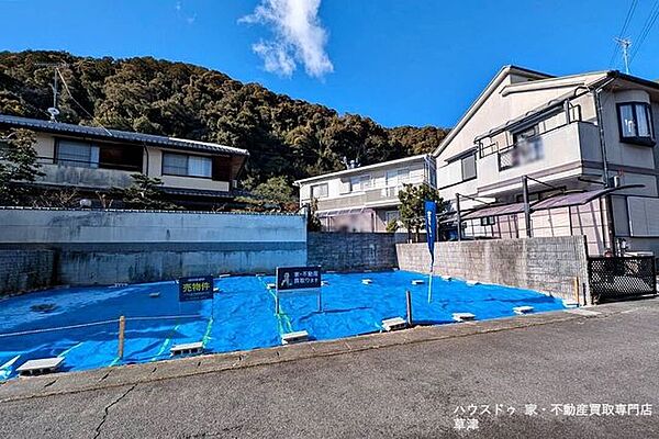 空が広く感じる開放感。 都会の喧騒を離れ、自分たちらしい時間を紡ぐ贅沢。