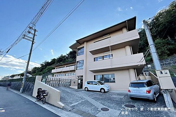 【松尾幼稚園】松尾大社のすぐ南隣にある幼稚園です。「遊びを通して子どもはのびる」を教育目標に掲げています。2～5歳児クラスがあり、HPにはクラスや行事の様子が掲載されています。 480m
