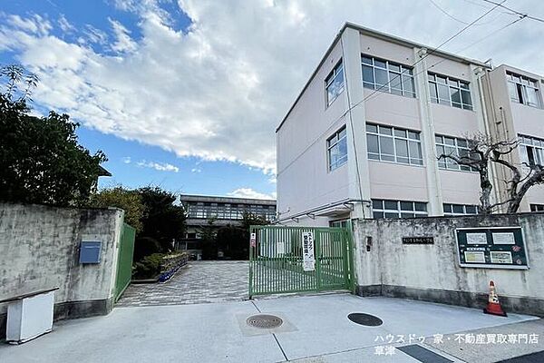 【京都市立松尾小学校】松尾大社の東側に位置し、地域との連携を大切にしています。豊かな自然環境の中で、子どもたちが主体的に学ぶ力を育んでいます。 740m
