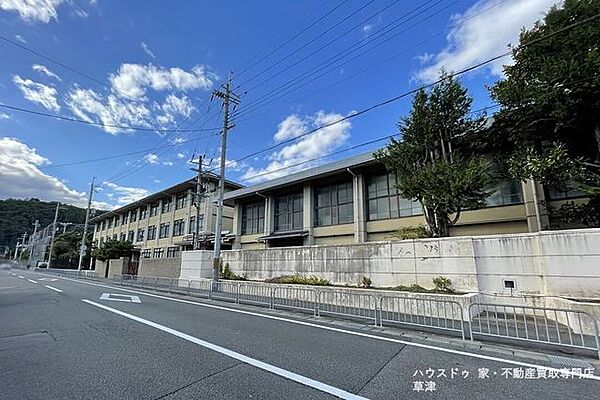 【京都市立松尾中学校】松尾大社の南西側に位置し、学校教育目標は「立志・自律・協創」です。校訓は「豊かな心」で、生徒行動目標として「人・時・学を大切にできる生徒」を掲げています。 450m