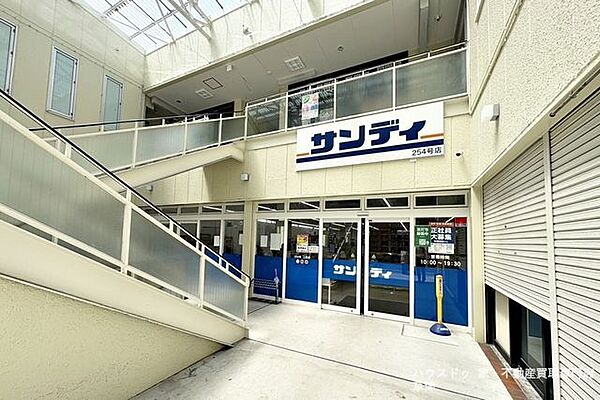 【サンディ上桂店】「ボックスストア」という形式を採用しており、商品を陳列用の箱のまま並べることでコストを削減し、日々の食料品や日用品を低価格で提供しています。上桂駅から徒歩圏内に位置しています…