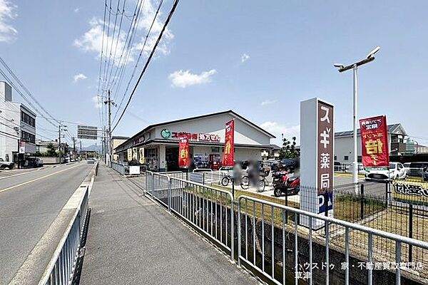 【スギドラッグ上桂山田口店】上桂駅から徒歩圏内にあり、駐車場も完備しています。日用品、化粧品、食品、医薬品などを幅広く取り扱っており、調剤薬局も併設されています。 1050m