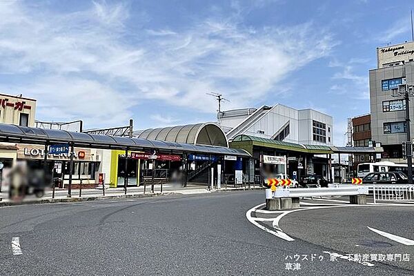 【JR瀬田駅】周辺にはコンビニや銀行、お買い物に便利な商業施設が揃う生活至便な環境です。近江一の宮といわれる建部大社まで車で7分、観光スポットへのアクセスも良好です。 2200m