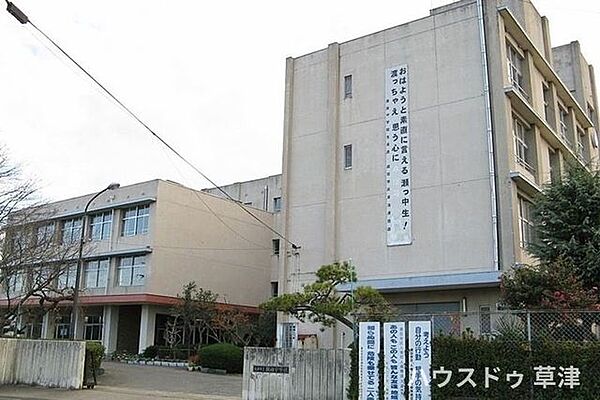 【瀬田中学校】「きたえ・高めあい・学び続ける子供」を教育目標とし一人一人の生徒にきめ細やかな指導・対応ができる学校を目指しています。HPでは日々の授業や校外活動の様子などが写真付きで紹介されています…