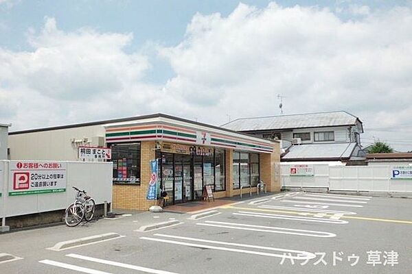【セブンイレブン大津大江7丁目店】国道1号線や瀬田中学校の近くにあり、こ食品・日用品の購入や公共料金の支払い、宅配サービス窓口などちょっとした用事に便利な24時間営業のコンビニストアです。 590m