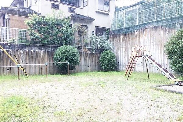 【神領二丁目東児童遊園地】住宅街の中にある公園で、ジャングルジムや鉄棒などの遊具が設置されています。ボール遊びなども楽しめそうな広場があります。 660m