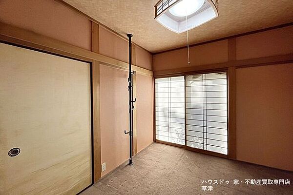 静かな時間を紡ぐ和室は、客間としても寝室としても。