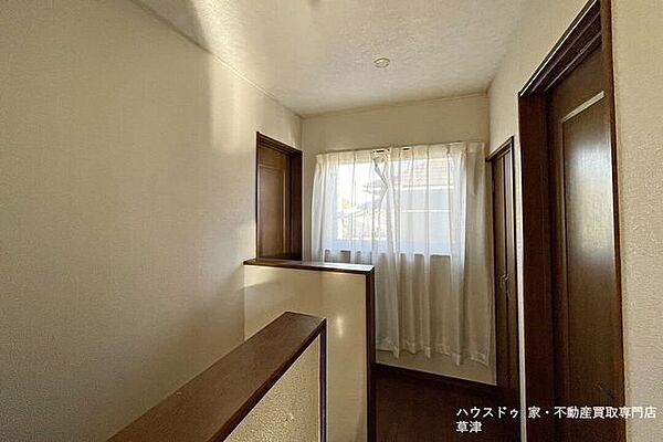 あると嬉しい、廊下の採光窓。日中は電気を点けずに歩ける、エコで明るい設計。