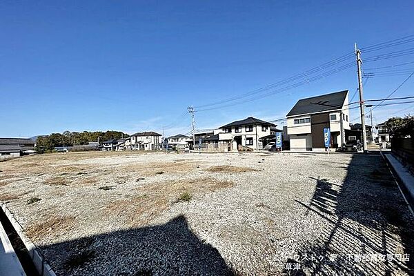 【分譲地全体の写真です】前面道路はゆとりがあり、お車の出し入れもスムーズです。