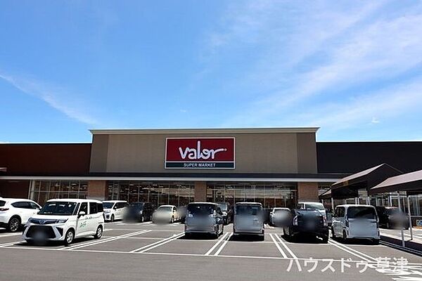 【バロー南草津店】新鮮な生鮮食品に加え、バラエティに富んだ食料品を取りそろえた地域密着のスーパーマーケット。プリムタウンに立地、駐車場も完備しているので、車でのまとめ買いにも便利です。 670m