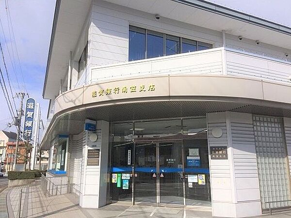 【滋賀銀行南笠支店】「国道南笠」バス停徒歩2分、国道1号線南笠交差点近くに位置します。営業時間は、窓口平日9:0-11:30・12:30-15:00、ATMは全日8:00-21:00です。駐車場有…