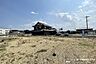 外観：太陽光パネルや庭の菜園も。建築条件なしの土地で、地球にも家族にも優しい暮らし。