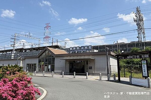上牧駅西には緑豊かな北摂の山々、東には広大な淀川河川敷を望む、自然豊かなエリアです。国道171号線も近く、車での買い物や週末のお出かけもスムーズです。 940m