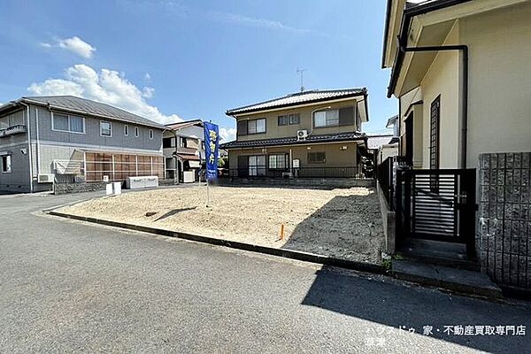 晴れた日は窓を開けて。心地よい風と陽光が、家族の団らんを優しく彩ります。