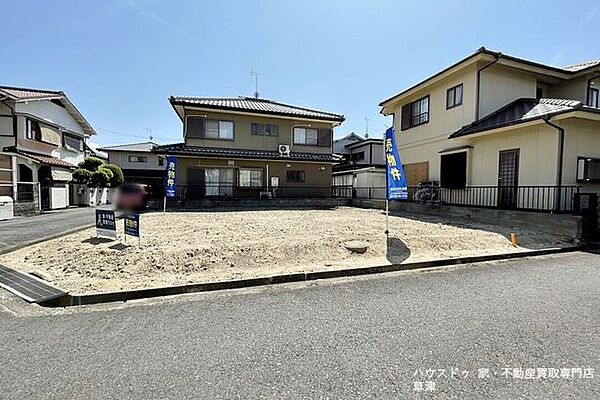 窓を開ければ、爽やかな風の道。自然の心地よさを設計に取り込める開放的な立地。