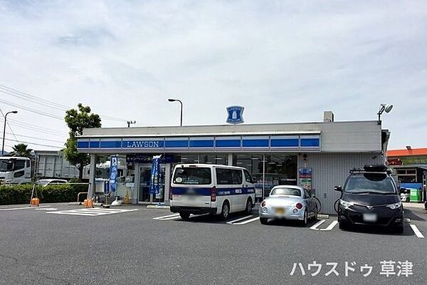 【ローソン琵琶湖大橋東詰店】琵琶湖大橋にほど近いコンビニエンスストアです。サイクルラックが設置されており、サイクリングでも来店しやすいお店です。食品・日用品の購入や公共料金の支払いなどにも便利です…