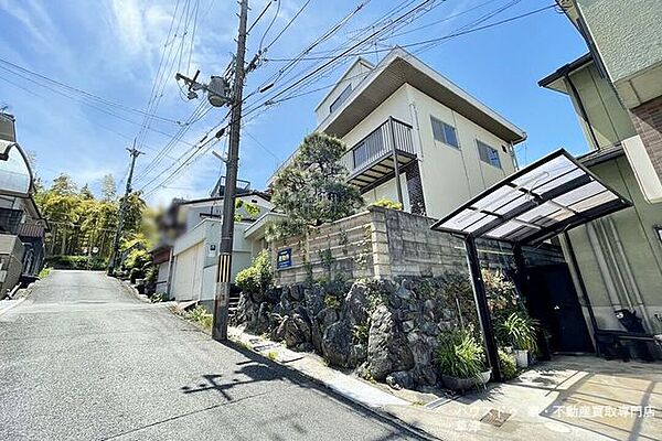 空が広く感じる開放感。 都会の喧騒を離れ、自分たちらしい時間を紡ぐ贅沢。