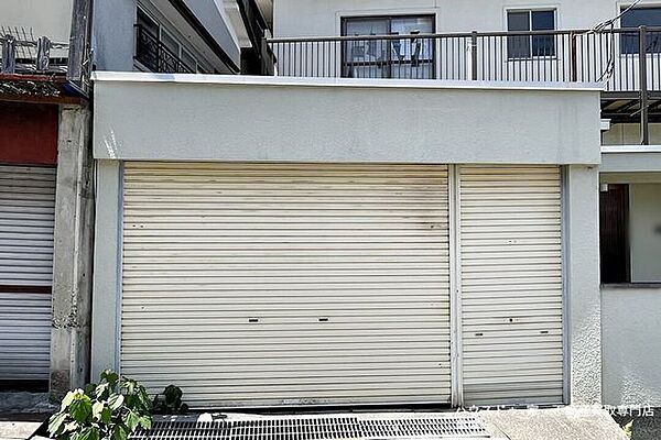 落ち着いた住宅街に位置。公園も近く、お子様とのびのび過ごせる住環境です。