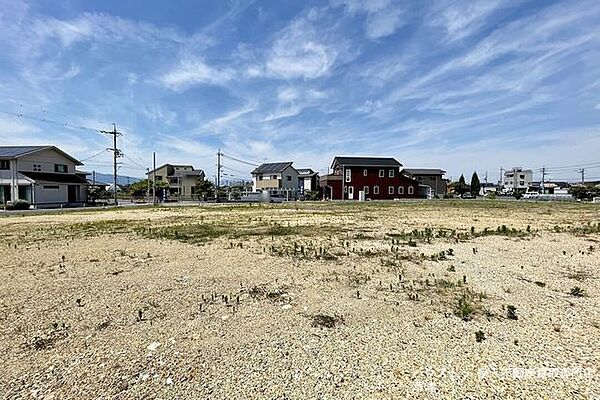 【分譲地全体】晴れた日は窓を開けて。心地よい風と陽光が、家族の団らんを優しく彩ります。