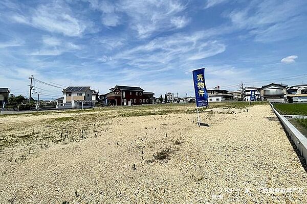 【分譲地全体】「いってきます」が元気に響く。 広い空の下、お子様の成長を健やかに見守る街。