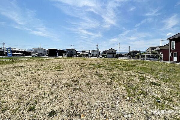 【分譲地全体】太陽光パネルや庭の菜園も。建築条件なしの土地で、地球にも家族にも優しい暮らし。