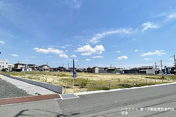 【分譲地全体】太陽光パネルや庭の菜園も。建築条件なしの土地で、地球にも家族にも優しい暮らし。