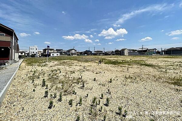 【分譲地全体】「いってきます」が元気に響く。 広い空の下、お子様の成長を健やかに見守る街。