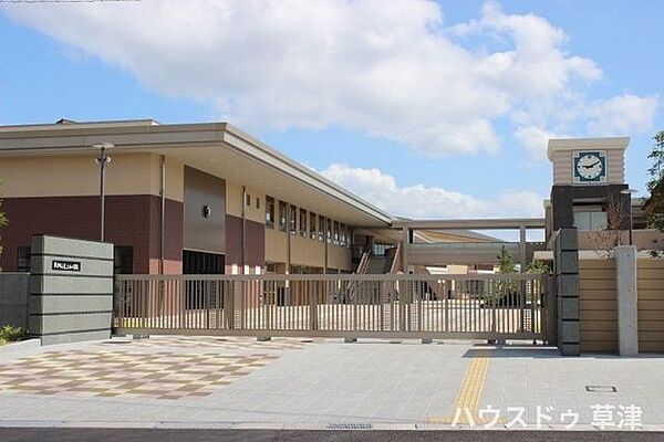 【老上西小学校】教育目標は『自立と共生の礎を培い、今と未来を豊かで創造的に生きる子どもの育成』。「人にやさしく自ら学びつづける子」を合言葉に取り組んでいます。学校HPにて学校行事や年間予定を紹介中…
