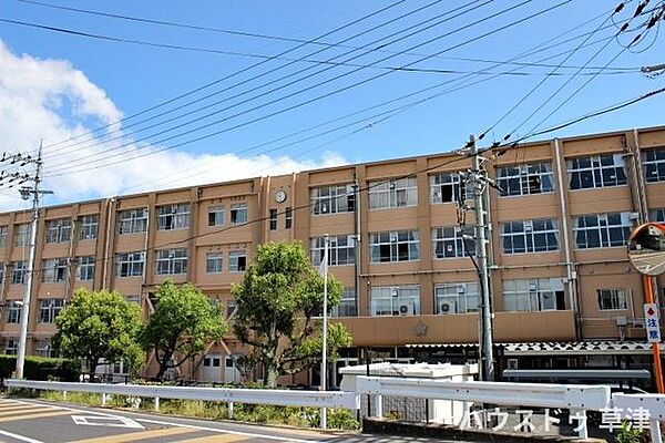 【老上中学校】「自ら考え、正しく判断し行動できる、知・徳・体の調和のとれた、 心豊かでたくましい生徒の育成をめざす」を教育目標掲げています。学校HPにて学校行事の様子や年間行事を紹介しています…