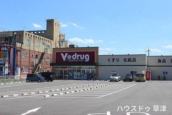 【V・ドラッグ大将軍店】県道26号線沿いに位置し、医薬品・化粧品・生活用品・ベビー用品に加え、乳製品や酒なども取り扱うドラッグストア。各種クレジットカードや電子マネーも利用可能です。 1000m
