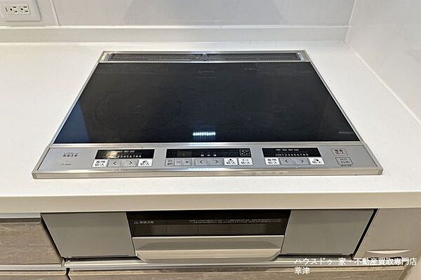 3口コンロとお手入れしやすい天板を採用。使い勝手もよく、日々のお料理も快適です。