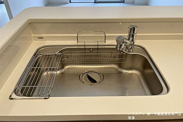 お手入れがしやすいシンク。大きなお鍋やフライパンも楽に洗えます。