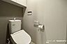 トイレ：清潔感のある温水洗浄便座付きトイレ。上部にはトイレットペーパーなどをスッキリ隠して置ける便利な収納付き。