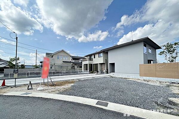 前面道路は幅員ゆったりの約6.0ｍ！車の出し入れやすれ違いもスムーズで安心です。