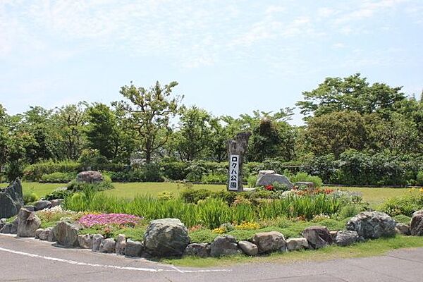 【草津市立ロクハ公園】季節を問わず、シーズン毎に楽しめる自然豊かな公園です。駐車場が完備されていて、芝生広場や子供用遊具、バーベキュースペースもあります。夏にはプールも開放され、施設が充実しています…