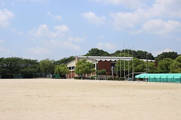 【野村運動公園（市民体育館）】草津駅より徒歩12分。メインとサブアリーナがあり多種多様なスポーツを楽しめます。観客席は最大2556席。グラウンドは野球・サッカー・陸上競技に利用可。 370m