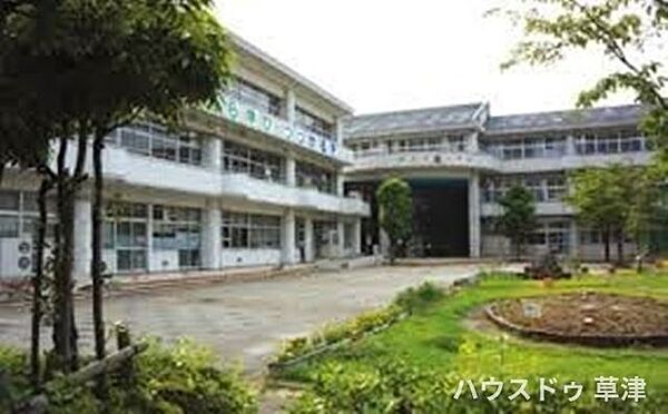 【南笠東小学校】昇降口の吹き抜け、各教室前の多目的スペース、校舎壁面のレリーフ、前庭・中庭の芝生などが大きな特徴です。学校HPにて学校生活の様子や学校だよりや年間行事予定などが公開されています…