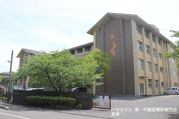 【玉川中学校】 「自律」 「友愛」 「創造」 ～未来の創り手となる心豊かで意欲と実践力のある生徒～をスクールモットーに掲げています。学校HPにて学校行事の様子や年間行事を紹介しています。 2600m