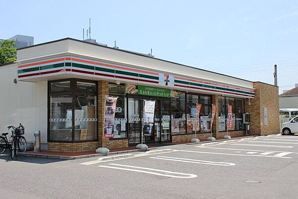 【セブンイレブン草津南笠町店】滋賀医科大学にほど近い場所にあり、地域の方や学生に親しまれるコンビニエンスストアです。店内には、ATM・マルチコピー機の設置があり、各種キャッシュレス決済が可能です…