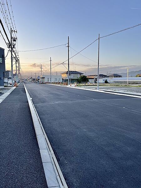 県道大富藤枝線は舗装工事済。きれいになった道路と今後さらに快適な住環境が期待できます。