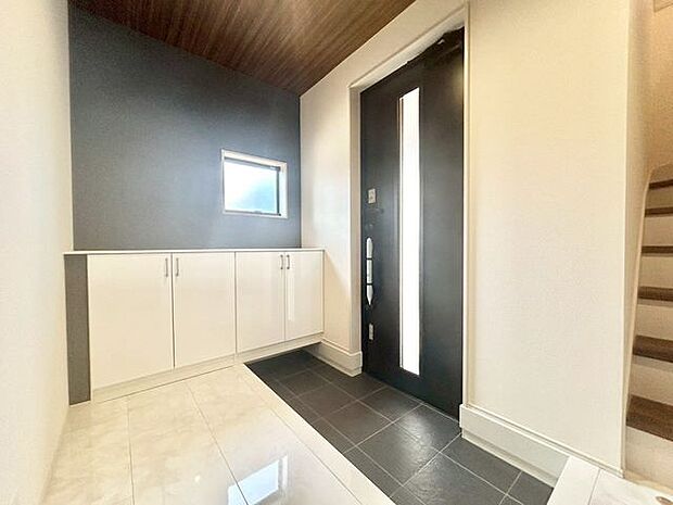 【玄関】明るく開放的な玄関です。収納も豊富なので、靴が多くてもスッキリ収納できます！