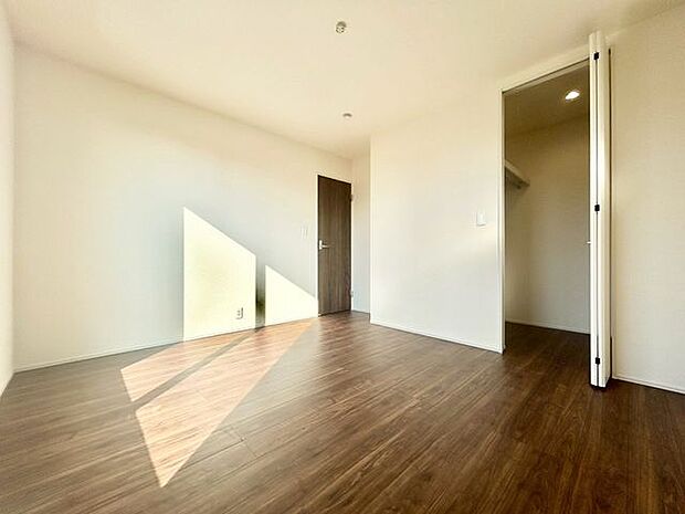 【洋室】明るく広々としたベッドルームは、一日の始まりと終わりを快適に過ごせます！