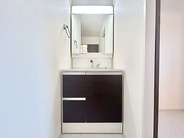 【洗面台】清潔感のある快適空間です。毎日の身支度も気持ち良くお使い頂けます。